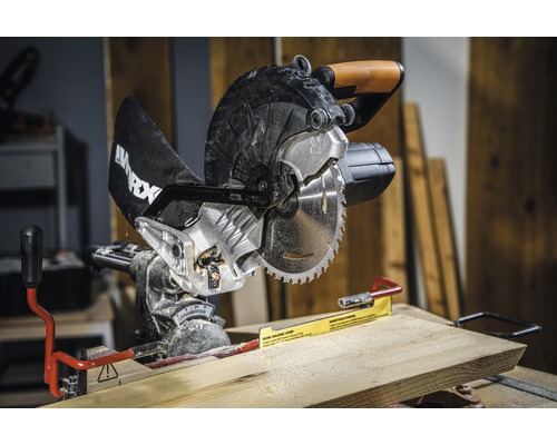 Pokosová píla s drevenou doskou