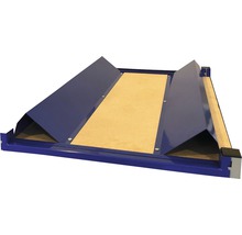 Pracovný stôl s drevenou doskou a kovovým rámom