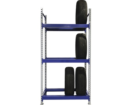 Regál na pneumatiky s tromi pneumatikami