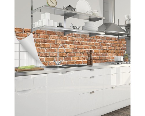 Kuchynská zástena s tehlovým vzorom v modernej kuchyni