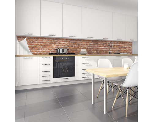 Kuchynská zástena s tehlovým vzorom v bielej kuchyni