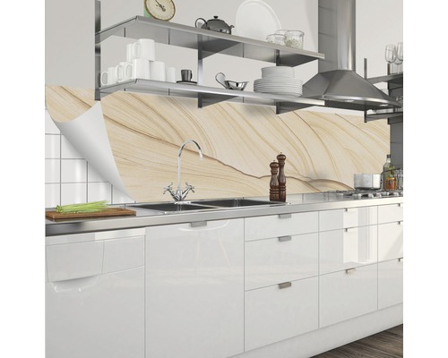 Kuchynská scéna s fóliou na zadnú stenu kuchyne vo vzhľade kameňa, drezom a kuchynským náčiním