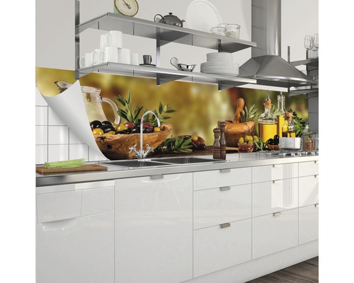 Kuchynská zástena s motívom olív v modernej kuchyni