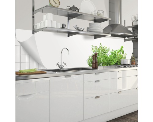 Kuchynská scéna s umývadlom, vodovodnou batériou, bylinkami a policami