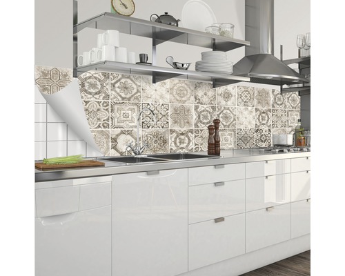 Kuchynská scéna so samolepiacimi obkladačkami vo vintage štýle ako obklad