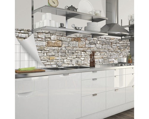 Fólia na zadnú stenu kuchyne so vzhľadom kamennej steny vo svetlej kuchyni