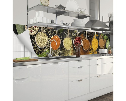 Kuchynská zástena s motívom korenia v lyžiciach v modernej kuchyni