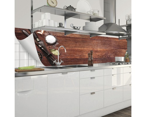 Kuchynská zástena s dreveným vzorom a motívmi korenia v modernej kuchyni