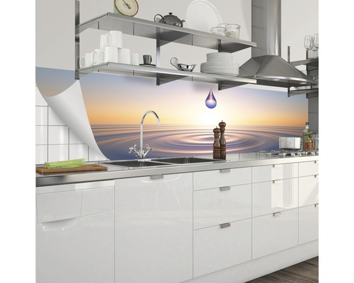Kuchynská zástena s motívom vody za drezom v kuchyni.