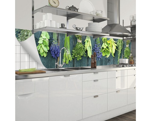 Kuchynská zástena s motívom byliniek v modernej kuchyni
