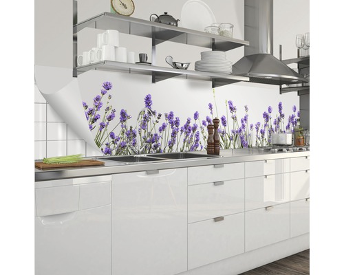 Kuchynská stena s nástennou nálepkou levandule
