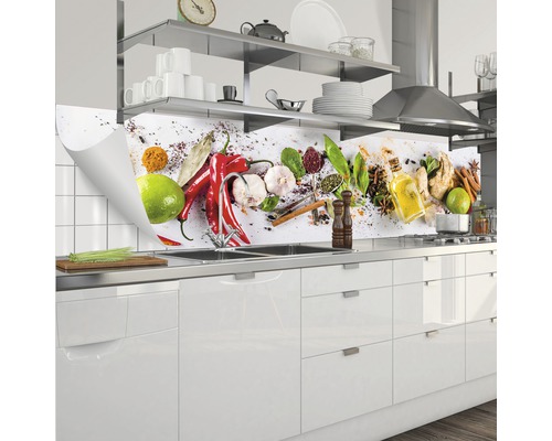 Kuchynská zástena s motívmi korenia v moderné kuchyni.