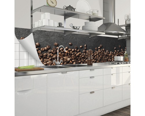 Kuchynská zástena s motívom kávových zŕn nad umývadlom a pracovnou doskou