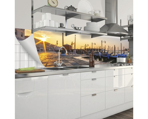 Kuchynská zástena s motívom Benátok nad drezom v modernej kuchyni