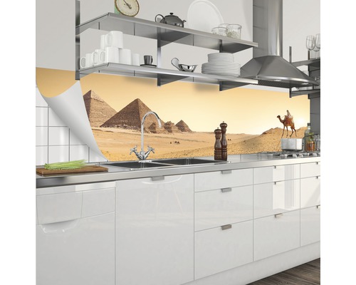 Kuchynská zástena s motívom pyramíd v modernej kuchyni
