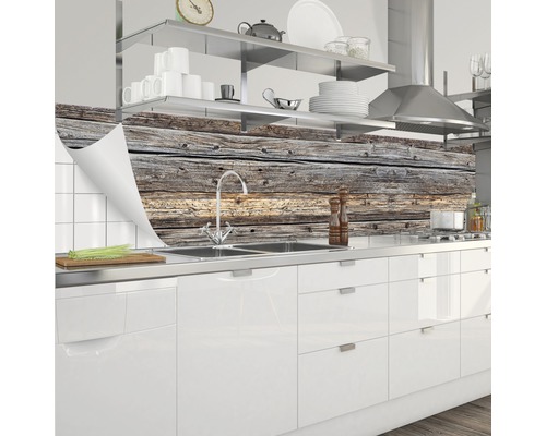 Kuchynská zástena s dreveným vzhľadom za drezom v modernej kuchyni.
