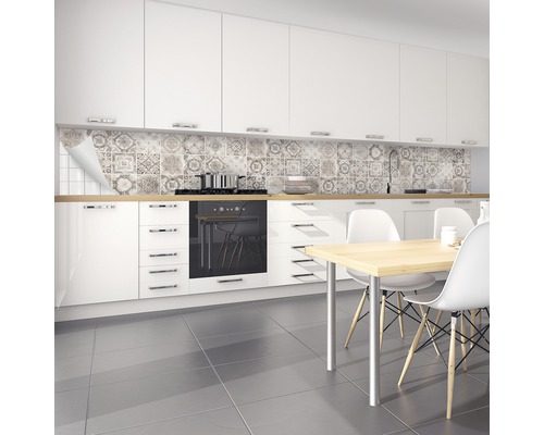 Svetlá kuchyňa s ozdobnými dlaždicami a jedálenským stolom