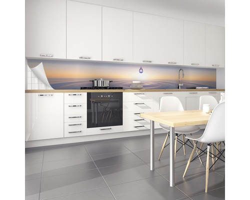 Svetlá kuchyňa s ochrannou stenou s motívom vody za varnou doskou