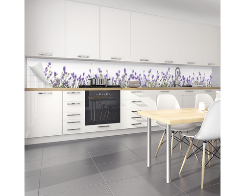Fólia na kuchynskú stenu s motívom levandule v modernej kuchyni