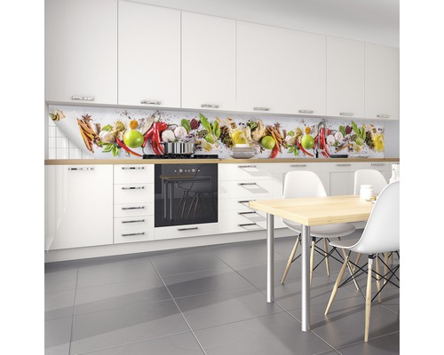 Kuchynská zástena s motívom korenia v modernej kuchyni