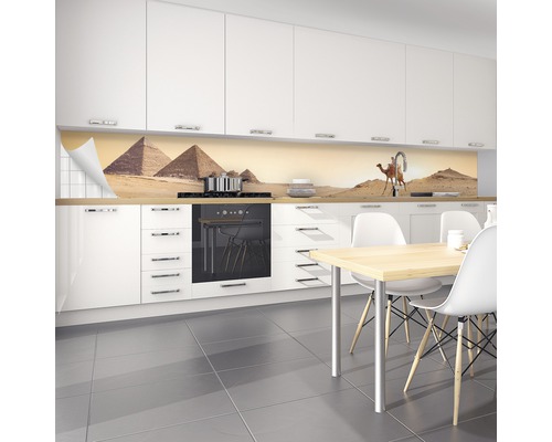 Kuchynská zástena s motívom pyramíd a ťavy v modernej kuchyni