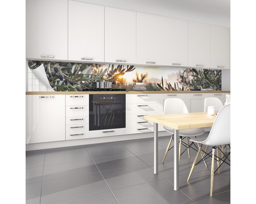 Kuchynská zástena s motívom olív v bielej kuchyni