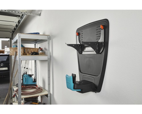 Nástenný držiak Gardena pre kosačky na trávu a záhradné náradie na stene