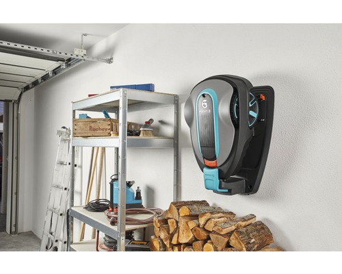 Scéna garáže s robotickou kosačkou Gardena na stene, regálom a drevom