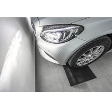 Strieborné auto na parkovacej podložke v garáži