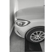 Automobil na parkovacej podložke v garáži