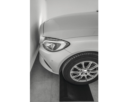 Automobil na parkovacej podložke v garáži