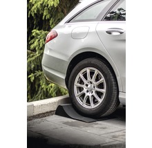 Auto vchádza na obrubníkovú rampu