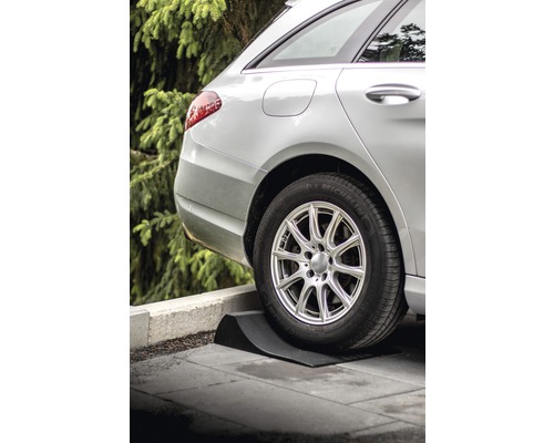 Auto vchádza na obrubníkovú rampu