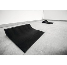 Dve čierne skateboardové rampy na dlaždenej podlahe