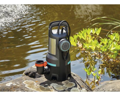 Ponorné čerpadlo na kameni pri jazere