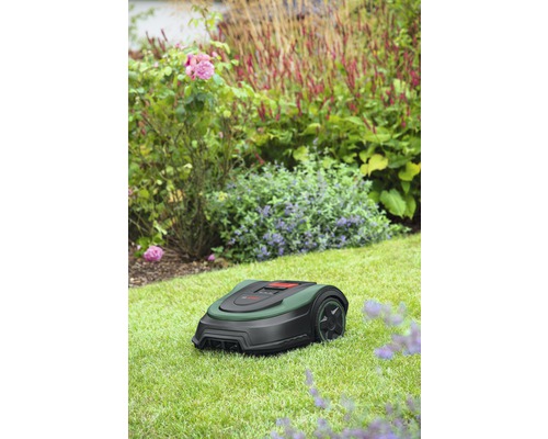 Robotická kosačka na trávu v záhrade