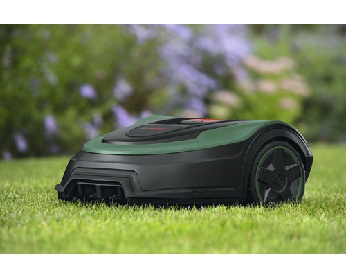 Robotická kosačka na trávniku