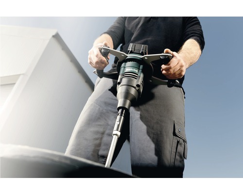 Muž používa miešadlo Metabo na miešanie materiálov.