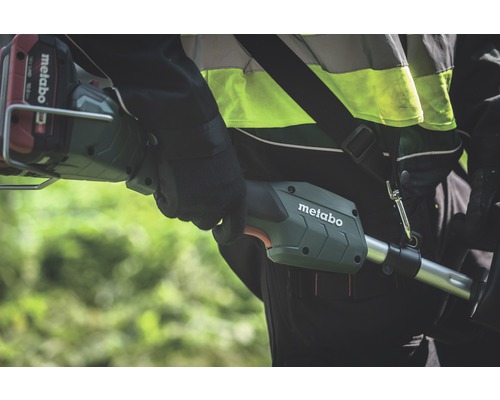 Osoba nesúca akumulátorový vyžínač Metabo cez rameno.