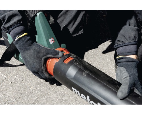 Osoba montuje fúkač Metabo