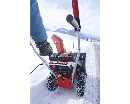 Snehová fréza AL-KO so snehovými reťazami v prevádzke