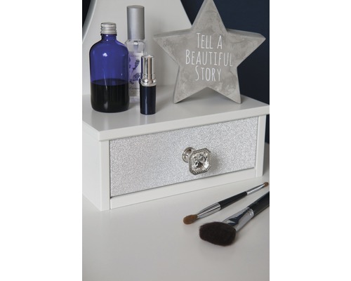 Dekoratívne zátišie s kozmetikou a toaletným stolíkom