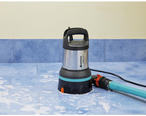 Kalové čerpadlo Gardena s hadicou na dlaždiciach