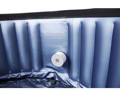 Detail nafukovacej vírivky s filtrom a značkami pre maximálnu a minimálnu hladinu vody.