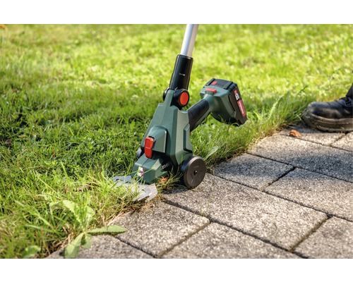Akumulátorové nožnice na trávu v akcii na úpravu okrajov trávnika