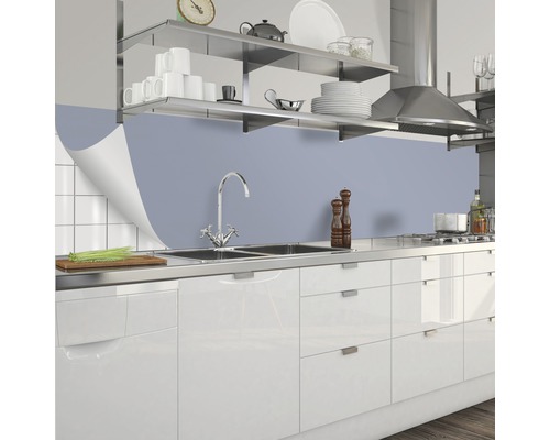 Kuchynská scéna s drezom, batériou, pracovnou doskou a nástenným panelom