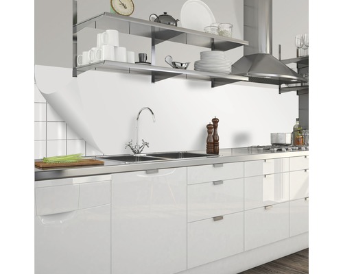 Samolepiaca PVC tapeta do kuchyne mySPOTTI Splash biela 2200 x 600 mm SP-F1-1411 Moderná kuchyňa s nerezovým drezom, batériou, bielymi čelami a nerezovými policami.