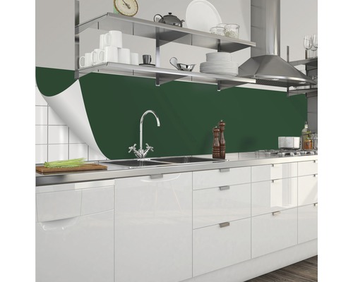 Fólia na stenu za kuchynskú linku v moderné kuchyni s umývadlom a vodovodnou batériou