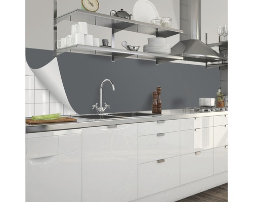 Kuchynská zástena v sivej farbe vedľa bielej kuchynskej linky