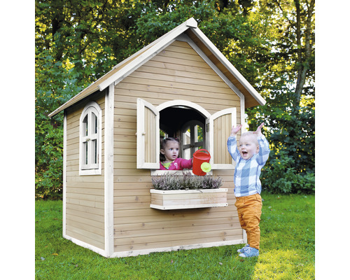 Drevený detský domček s deťmi v záhrade